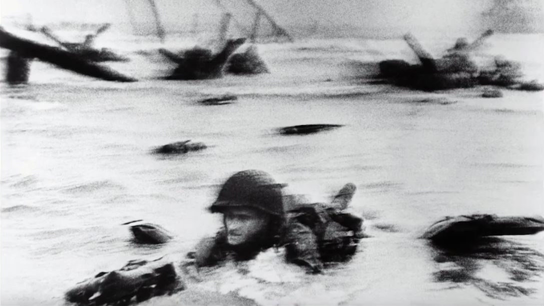 Jak powstały historyczne zdjęcia Roberta Capy z lądowania w Normandii? 1