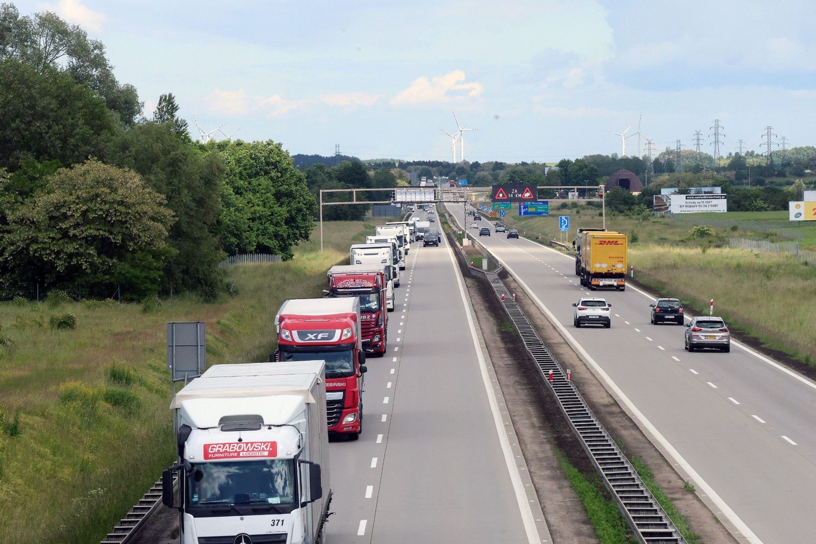 Firmy zostaną zobowiązane do umieszczenia naklejki na przedniej szybie, aby pokazać, że ich operacja transportu drogowego jest objęta umową. 