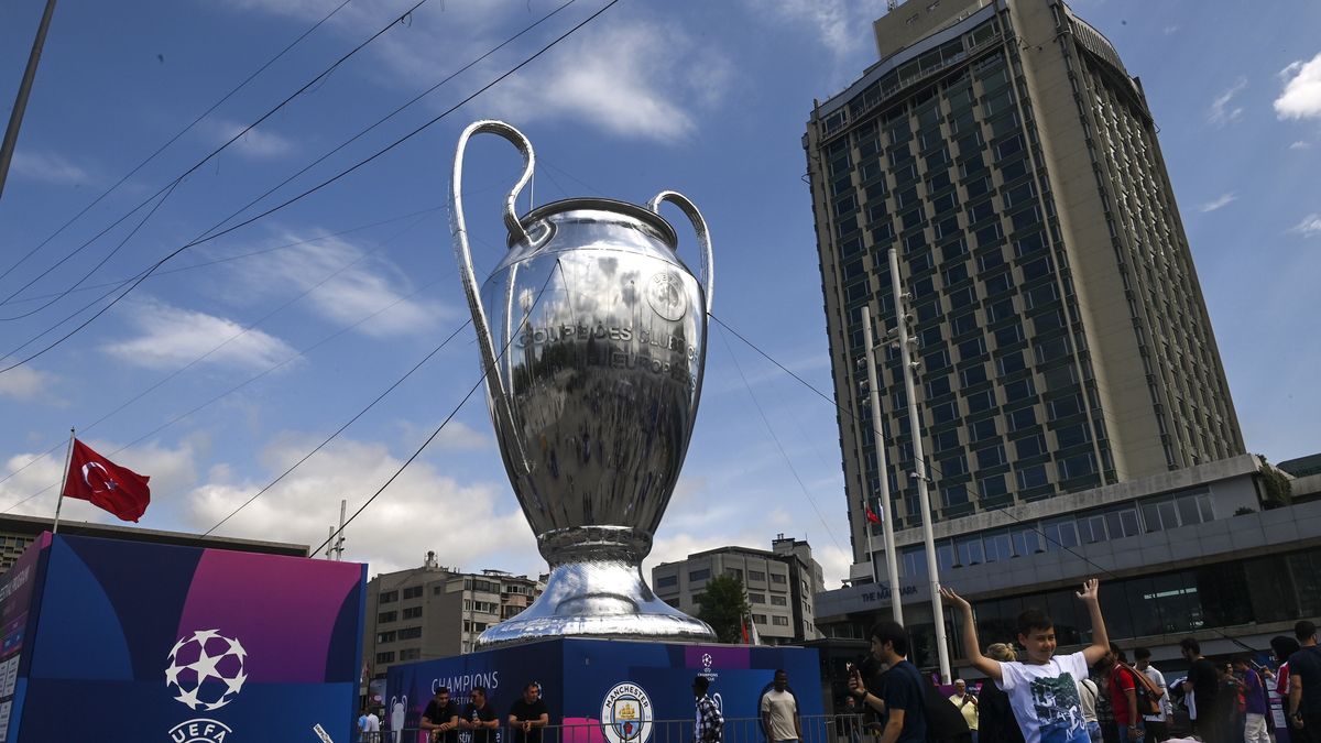 People walk in front of a huge model of the UEFA Champions League trophy at the Taksim Square in Istanbul, Turkey, 09 June 2023. Inter Milan face Manchester City in the UEFA Champions League Final in Istanbul on 10 June 2023. EPA/GEORGI LICOVSKI Dostawca: PAP/EPA.