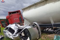 Tragiczny wypadek. Toyota wjechała pod TIR-a