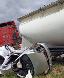 Tragiczny wypadek. Toyota wjechała pod TIR-a