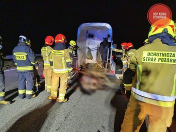 Kalenice: Koszmarny wypadek na A2. Bus uderzył w przyczepę z końmi