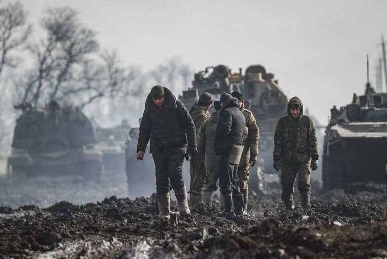 epa09776749 Russian servicemen and armoured vehicles stand on the road in Rostov region, Russia, 22 February 2022. On February 21, Russian President Vladimir Putin convened an extraordinary large meeting of the Russian Security Council, which discussed the recognition of the DNR and LNR. On the same day, the president made a decision and, during his video message to the citizens of the Russian Federation, signed a decree recognizing the independence of the republics of Donbass, as well as an agreement on friendship, cooperation and mutual assistance. The President instructed the Russian Defense Ministry to ensure the maintenance of peace by the Russian armed forces. The Russian Foreign Ministry should establish diplomatic relations with the DNR and LNR.  EPA/YURI KOCHETKOV Dostawca: PAP/EPA.