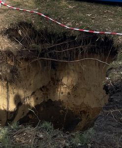 Kolejne zapadlisko w Trzebini. Lej obok osiedlowych garaży