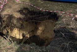 Kolejne zapadlisko w Trzebini. Lej obok osiedlowych garaży