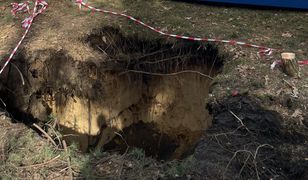 Kolejne zapadlisko w Trzebini. Lej obok osiedlowych garaży