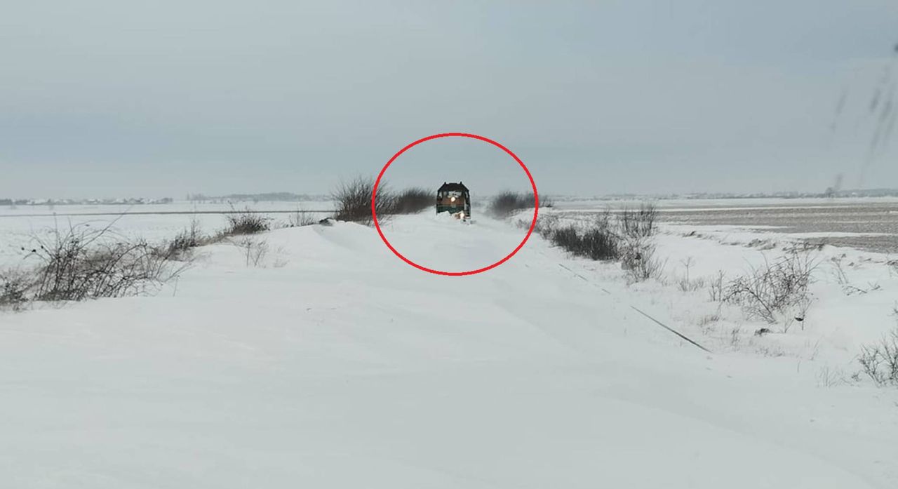 Koszmar we wtorek rano. Pociąg wbił się w śnieg