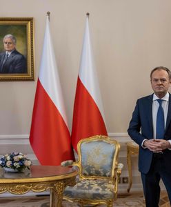 Tusk musiał czekać na Dudę. Stał w sali kilka minut