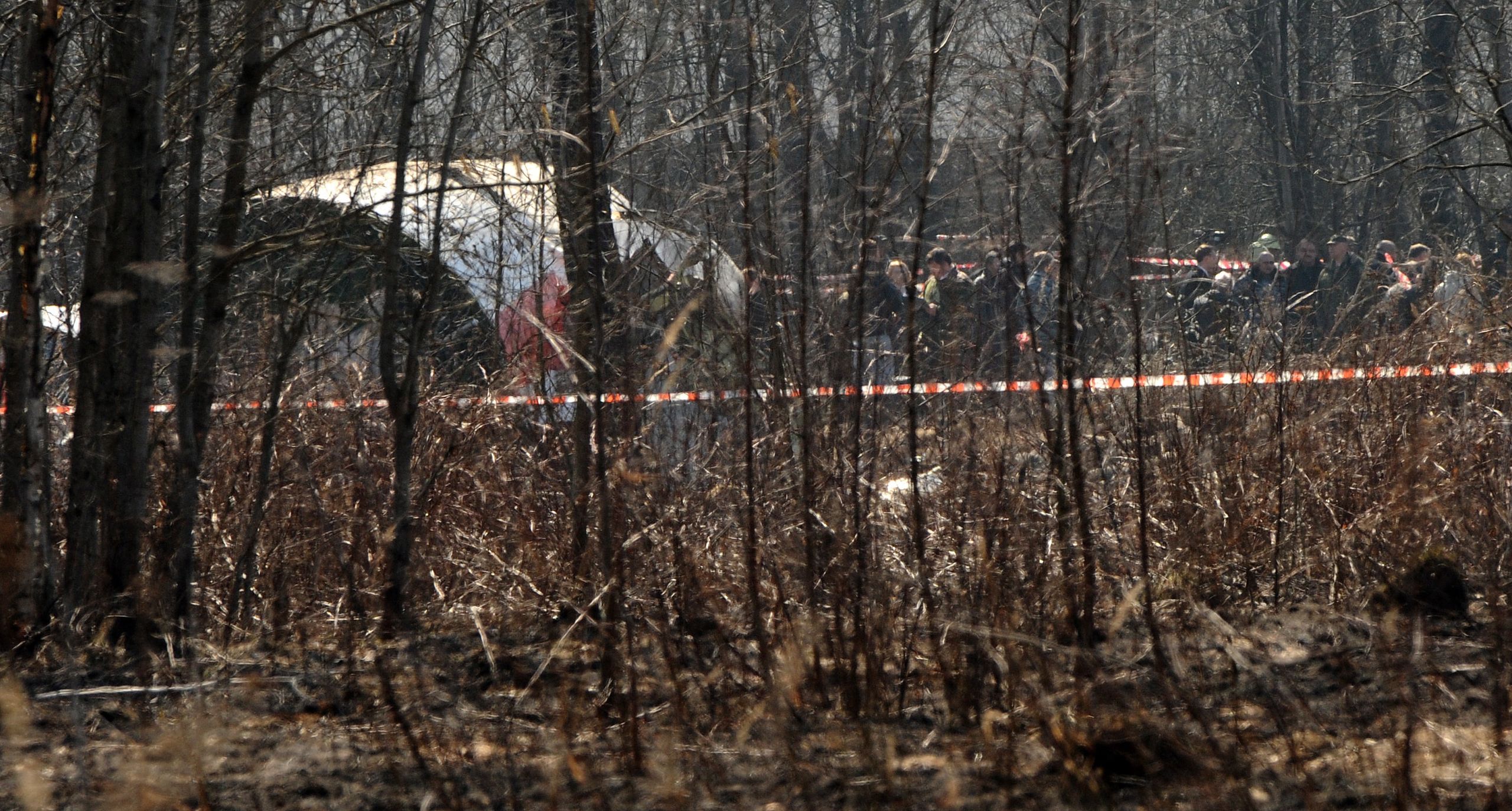 Szcz�tki rozbitego samolotuJacek Turczykkatastrofa, lotnisko, samolot, Smole�sk, szcz�tki, TU-154 M, wojsko, �o�nierz, �o�nierze, policja, milicja, ochrona, mundur, tragedia, wrak, TU 154, TU154, tupolew, smolenskwrak