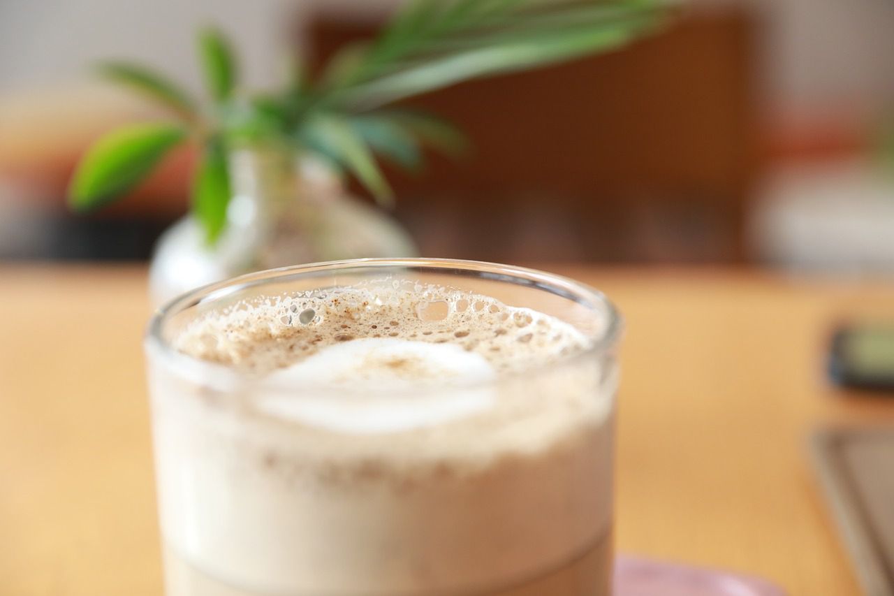 Mleko migdałowe jest niskokaloryczne i ma niski indeks glikemiczny