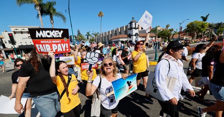Pracownicy Disneylandu chcą protestować. Skarżą się na niskie zarobki