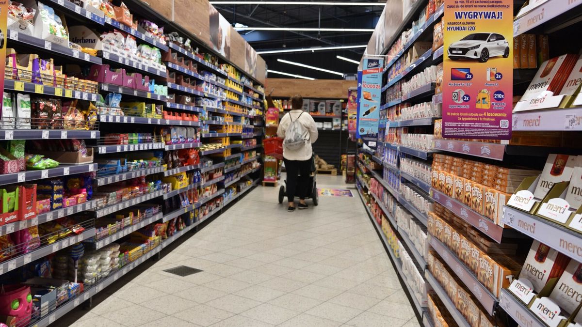 Stock BaMaFot. Bartlomiej Magierowski/EastNews. Wroclaw 3.09.2022. Zakupy spozywcze w supermarkecie Carrefour w centrum handlowym Magnolia we Wroclawiu. N/z: regaly ze slodyczami.Bartlomiej Magierowski