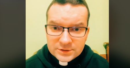 Żyje bez ślubu kościelnego. Ksiądz z TikToka nie ma wątpliwości