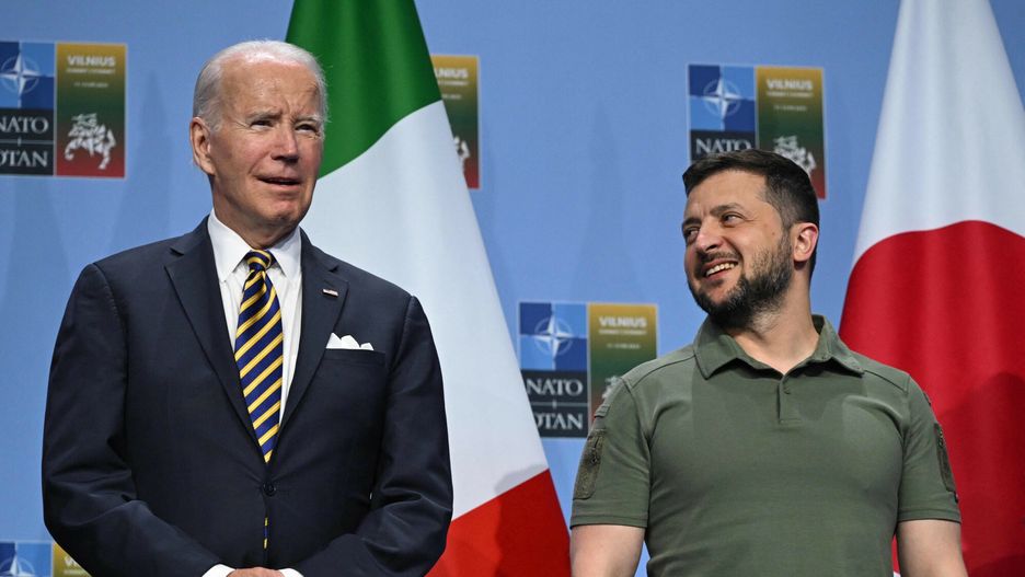 Szczyt NATO w Wilnie
US President Joe Biden (L) and Ukrainian President Volodymyr Zelensky pose during an event with G7 leaders to announce a Joint Declaration of Support for Ukraine during the NATO Summit in Vilnius on July 12, 2023. (Photo by ANDREW CABALLERO-REYNOLDS / AFP)
ANDREW CABALLERO-REYNOLDS