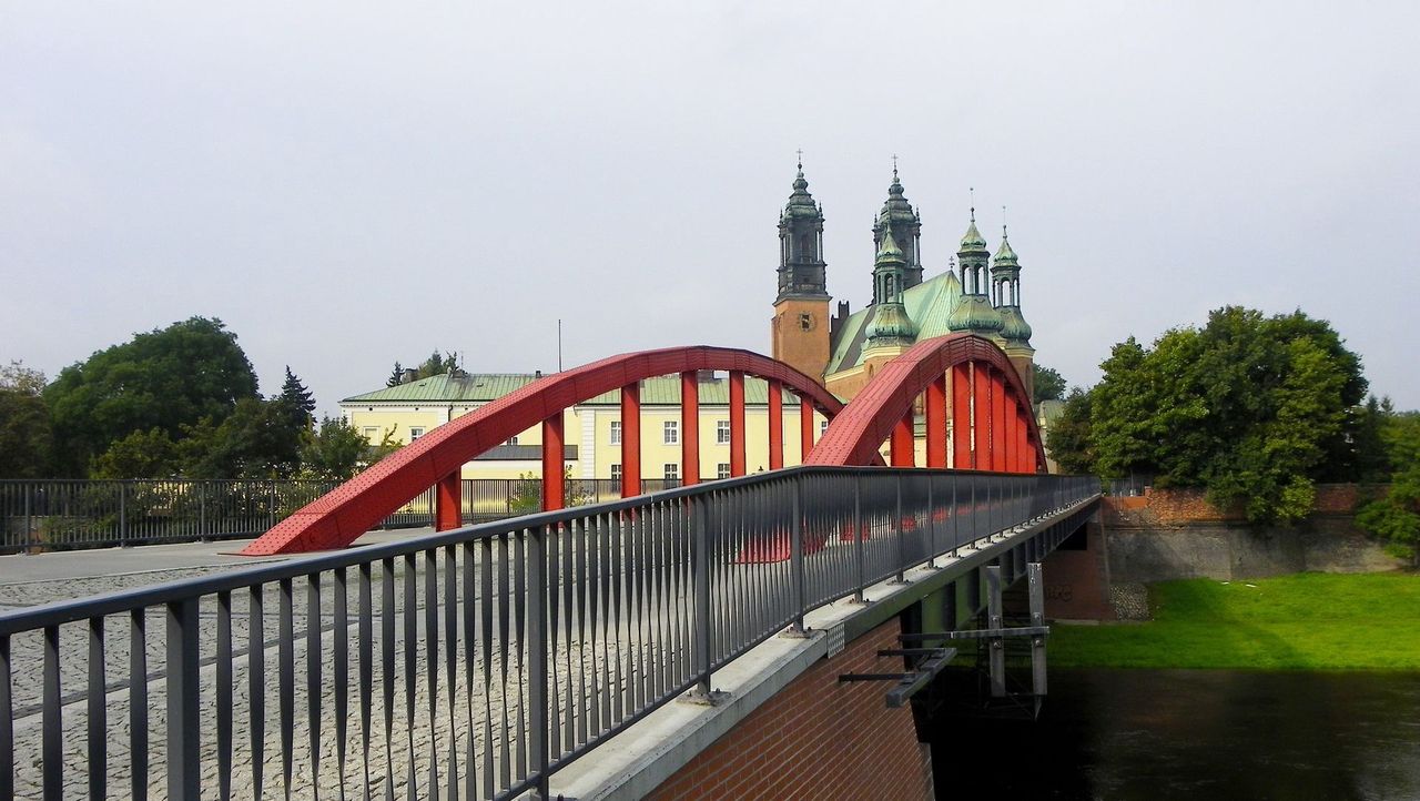 Spacer po przęśle mostu. Ryzykował życiem swoim i dziecka 