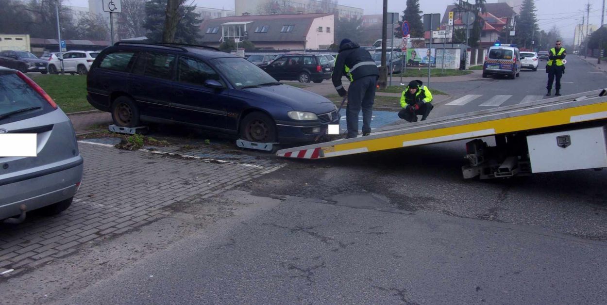 Wrak już zaczął obrastać mchem - Straż Miejska wzięła sprawy w swoje ręce!