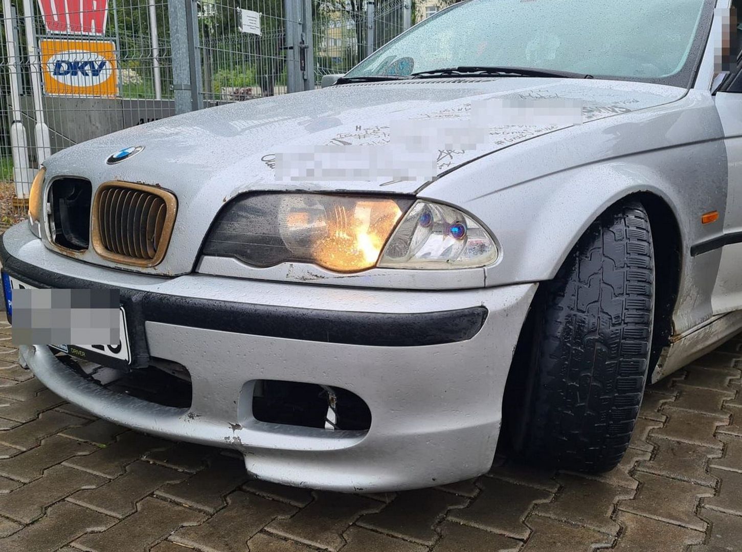 18-latek zdał prawo jazdy i wsiadł do bmw. Auto miało zderzak zamocowany trytytką