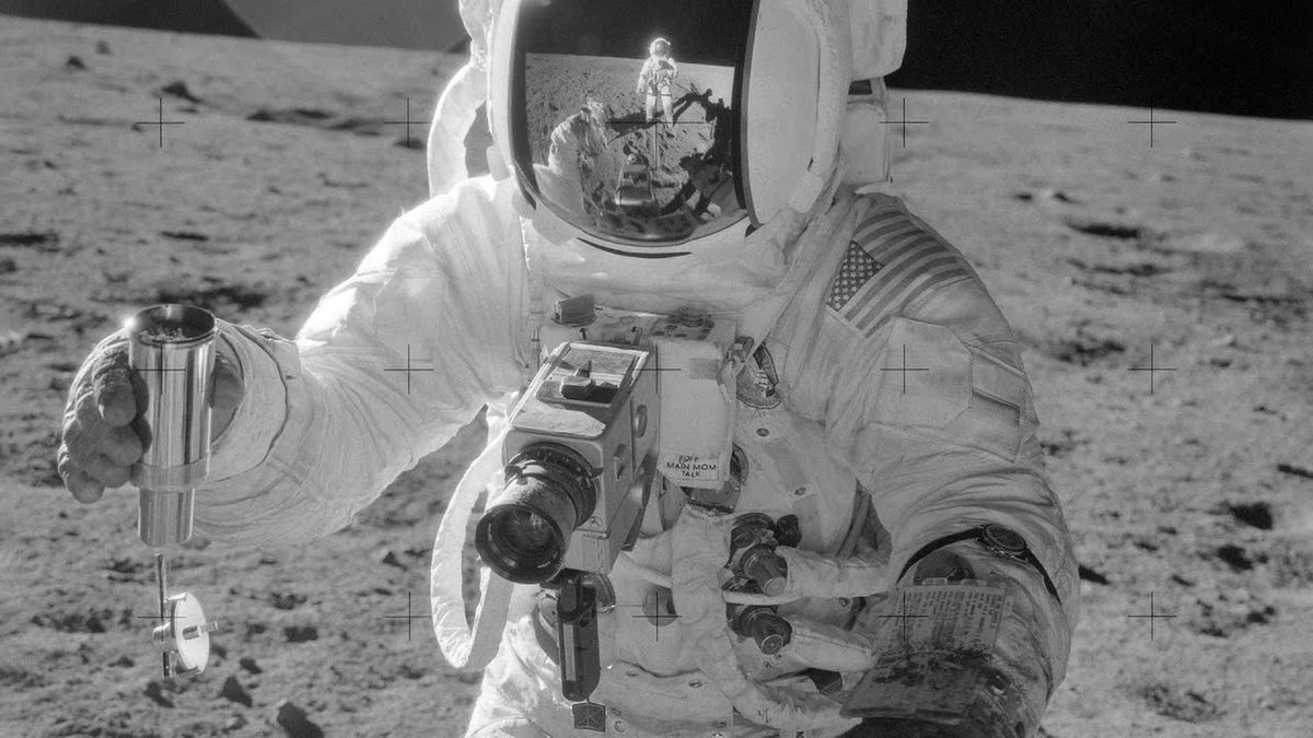 Astronauta z aparatem Hasselblad 500EL EDC