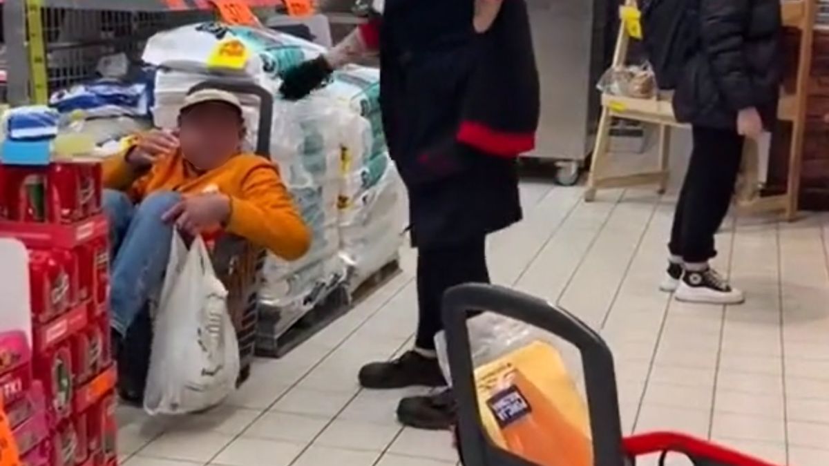 Klient Biedronki zakleszczył się w koszyku zakupowym