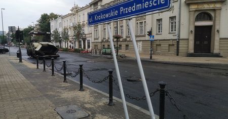Krakowskie Przedmieście zamknięte o jeden dzień dłużej. Drogowcy nie wyrobią się do soboty