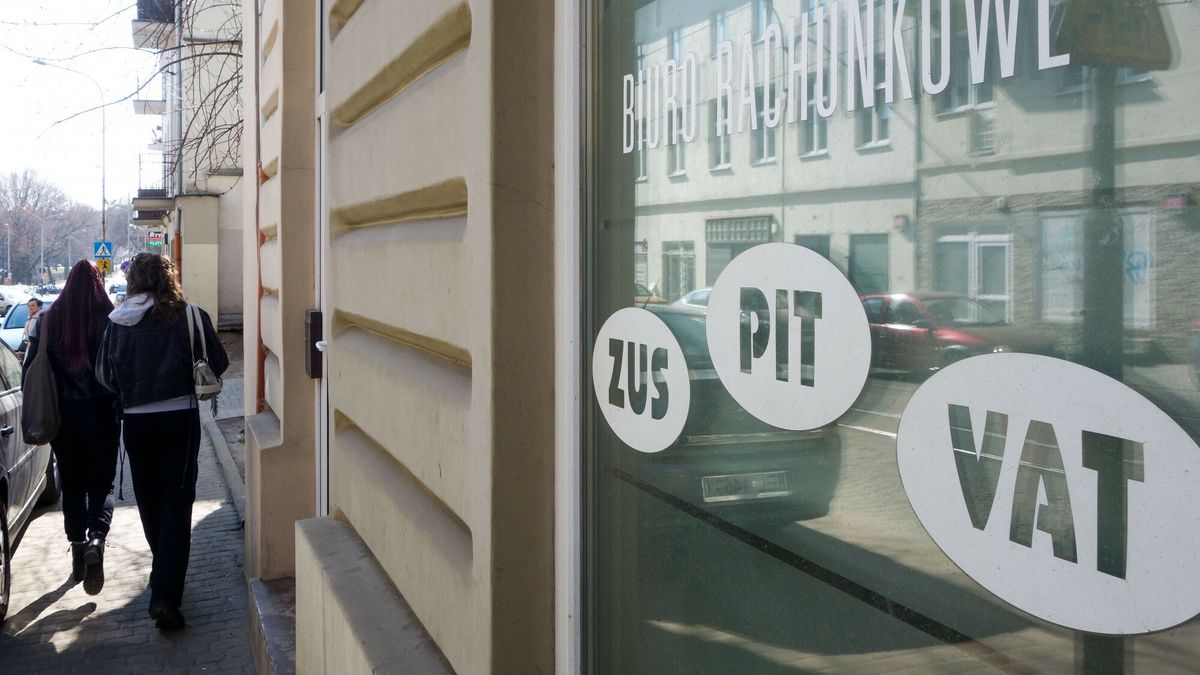 reporter_baza_2022-03
25.03.2022 Lodz. Polski rzad ma rzekomo od lipca tego roku zmniejszyc podatek z 17 procen na 12, ma byc tez zmniejszona stawka do ZUS na tzw. zdrowotne jaki i bedzie mozna ponoc od skladki ubezpieczenia odliczyc sobie podatek. Fot. Piotr Kamionka/REPORTER
Piotr Kamionka/REPORTER