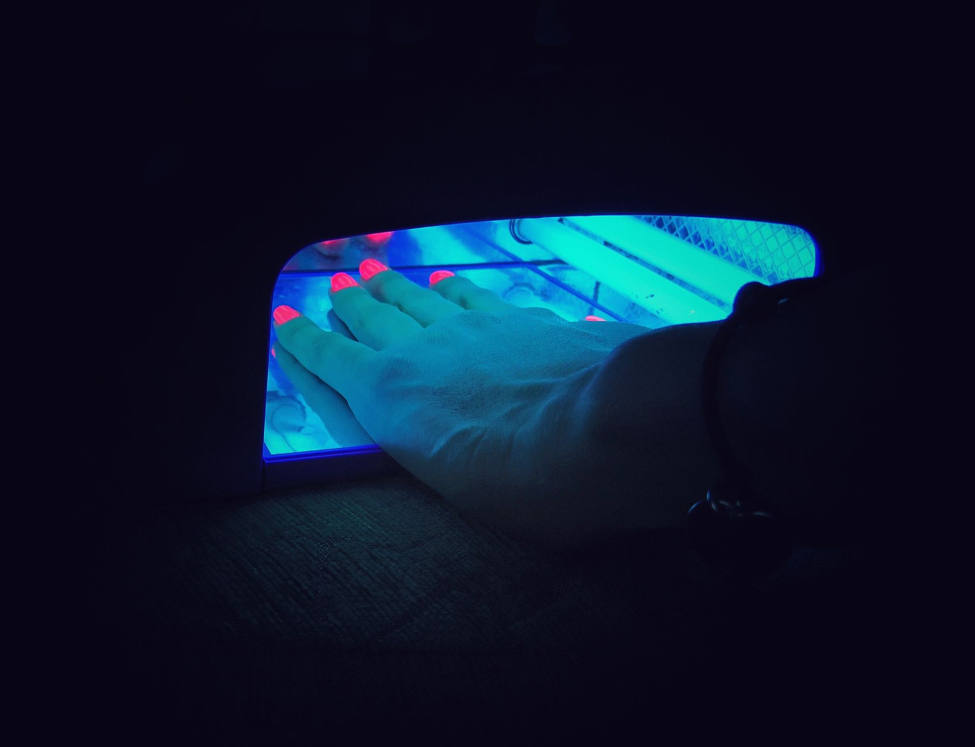 Lampy UV do hybryd uszkadzają DNA w skórze – badania z San Diego i Pittsburgha