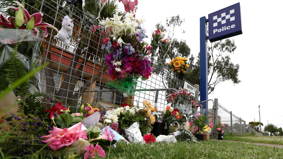 Tributes in memory of the fallen officers are displayed at Tara Police Station in Tara, Queensland, Queensland, Australia, 13 December 2022. Police have shot dead three people at a remote property on Queensland's Darling Downs after an ambush in which two officers and a bystander were killed. EPA/JASON O'BRIEN AUSTRALIA AND NEW ZEALAND OUT Dostawca: PAP/EPA.