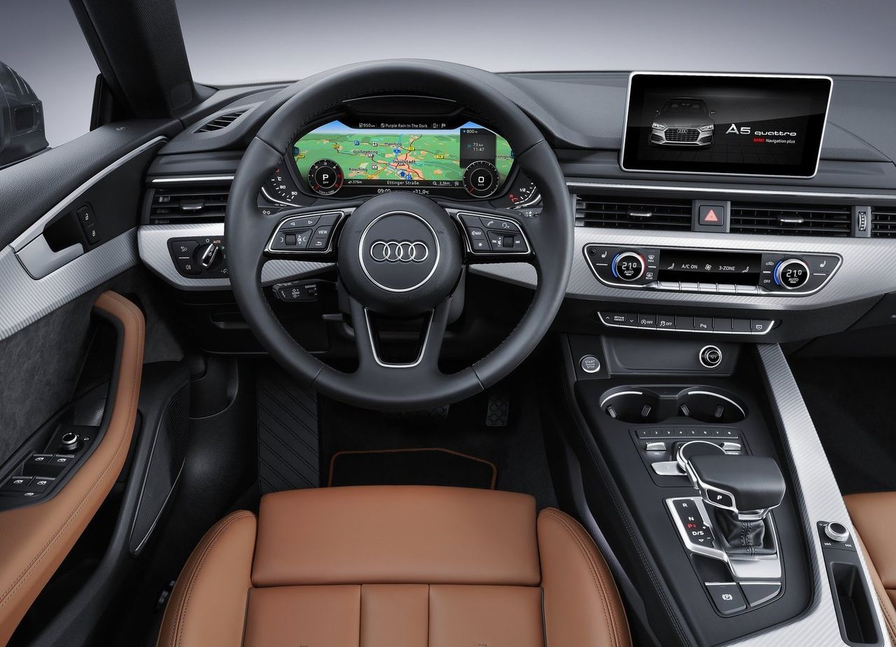 Podobnie jak w A4 i A5 Coupé, również w Sportbacku zmieniono nieco koncepcję obsługi wnętrza. Alternatywą dla tradycyjnych wskaźników jest Audi virtual cockpit z ekranem o przekątnej 12,3 cala. Opcjonalny wyświetlacz Head-Up pokazuje informacje w taki sposób, jakby były one umieszczone w odległości 2 metrów od przedniej szyby, co ma pozwolić na łatwiejsze skupienie się na prowadzeniu.