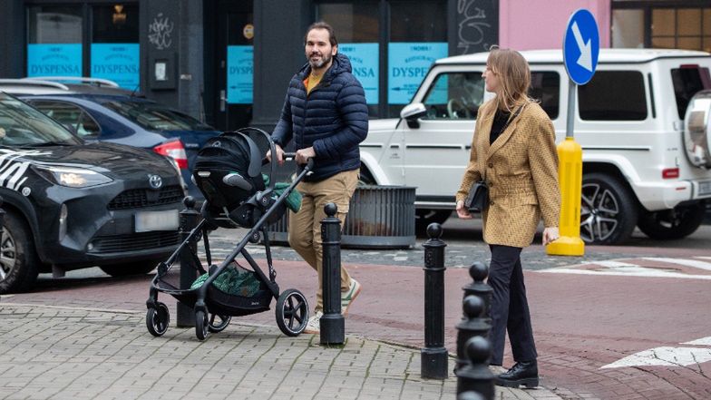 Lara Gessler i Piotr Szeląg spacerują po Warszawie