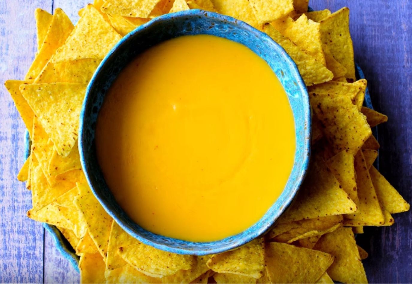 Prosty przepis na najlepszy dip serowy. Do nachosów, frytek i makaronu
