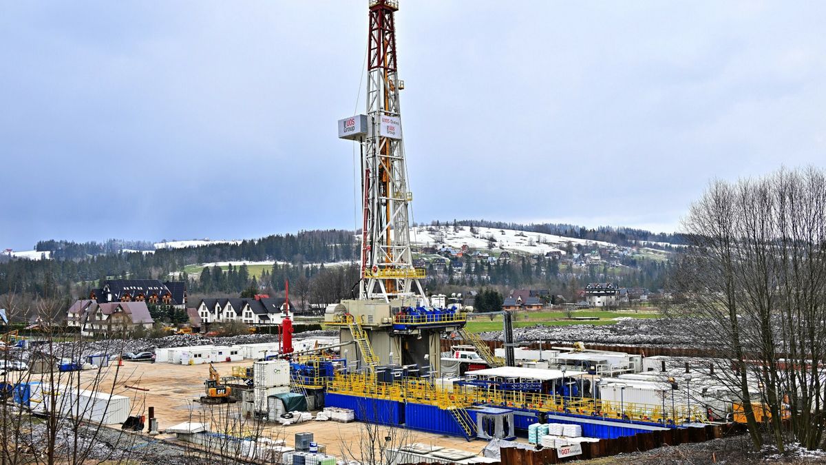 Wieża wiertnicza w Szaflarach. Odwiert ma sięgać na głębokość 7 km