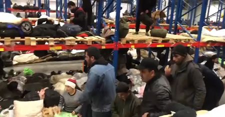 Sytuacja migrantów przy polsko-białoruskiej granicy. Pokazali, jak żyją w magazynie