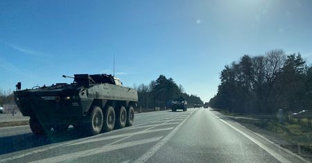 Czy mogę wyprzedzić kolumnę wojskową? To zależy od miejsca i oznaczeń