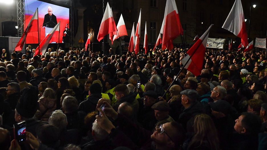 Apel Pami�ci
Warszawa, 16.04.2023. Obchody 13. rocznicy katastrofy smole�skiej. Wieczorny Apel Pami�ci przed Pa�acem Prezydenckim w Warszawie, 16 bm. 10 kwietnia br. przypad�a 13. rocznica katastrofy samolotu pod Smole�skiem, w kt�rej zgin�o 96 os�b, w tym prezydent Lech Kaczy�ski i jego ma��onka Maria. (aldg) PAP/Piotr Nowak
Piotr Nowak
13 13., apel pamieci, katastrofa smole�ska, katastrofy smole�skiej, obchody, pis, rocznica