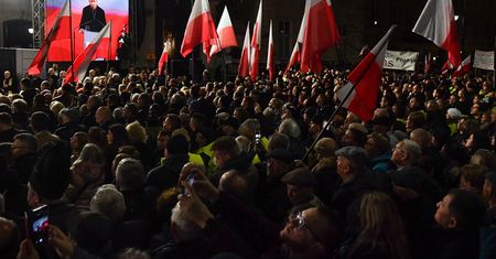 Skandowali "Jarosław". Kaczyński nagle wrócił na scenę