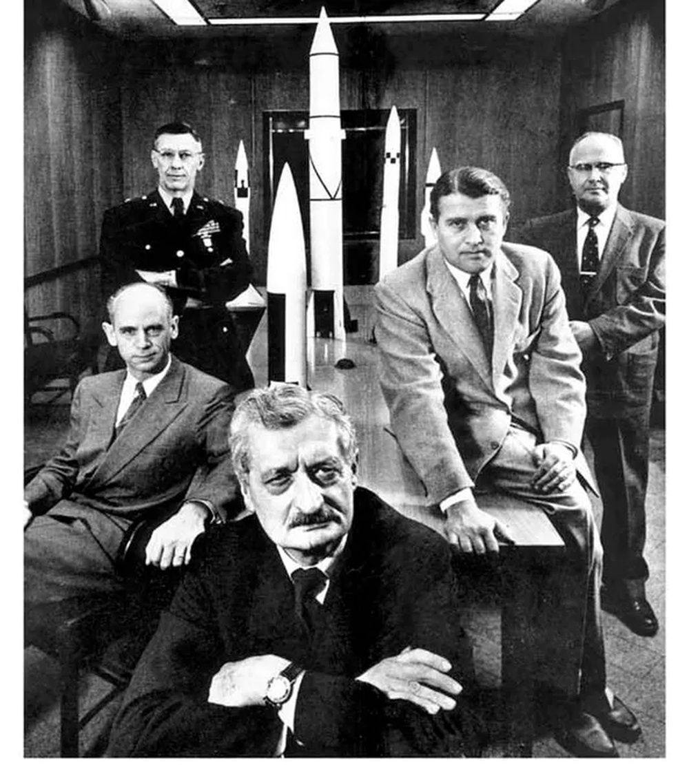 Hermann Oberth (pośrodku) i Wernher von Braun (drugi od prawej)