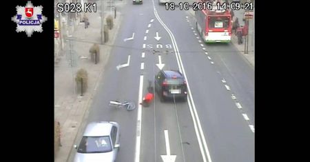 Rowerzysta wjechał pod samochód. Moment zderzenia nagrała kamera
