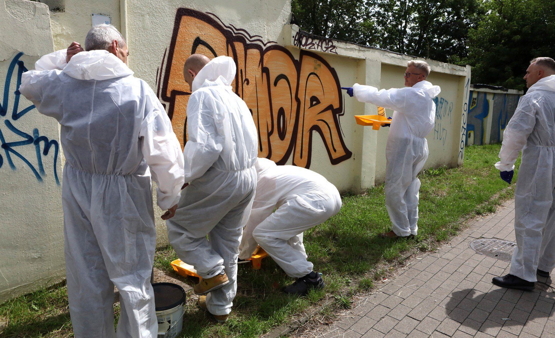 Zamalowują nielegalne graffiti w Grudziądzu