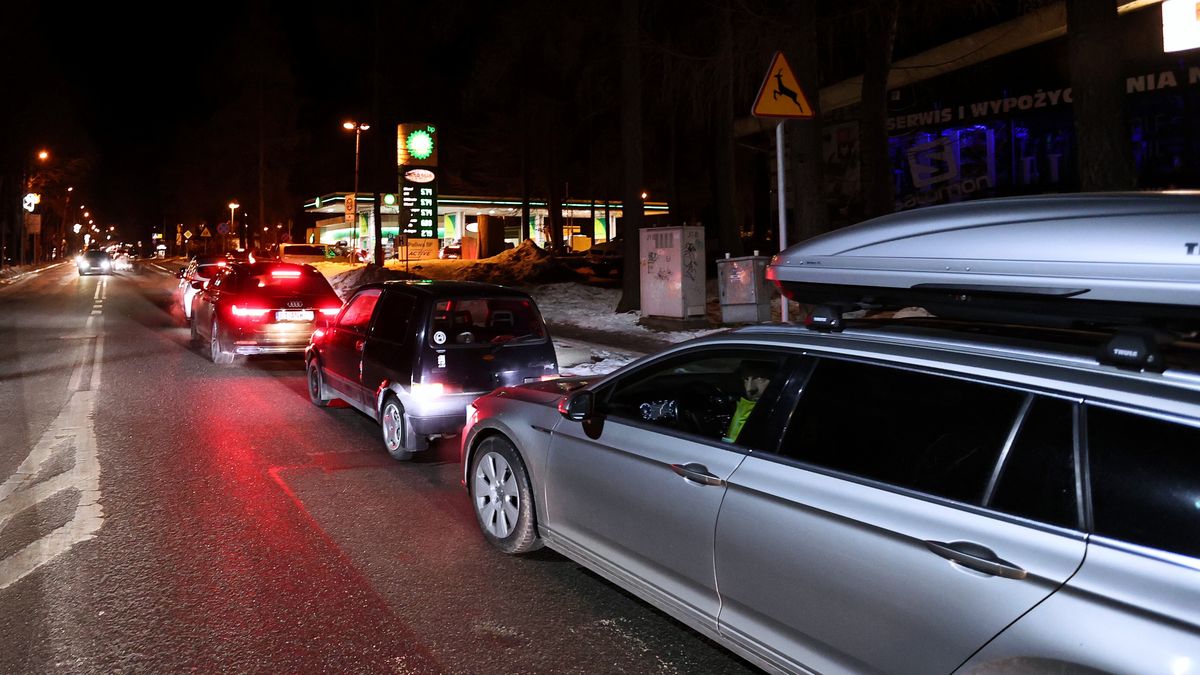 Zakopane, 24.02.2022. Kolejki przed jedną ze stacji paliw w centrum Zakopanego, 24 bm. (kf) PAP/Grzegorz Momot