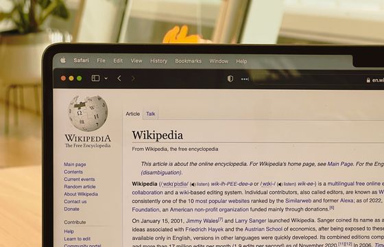 Wikipedia traci użytkowników. Winne AI i social media