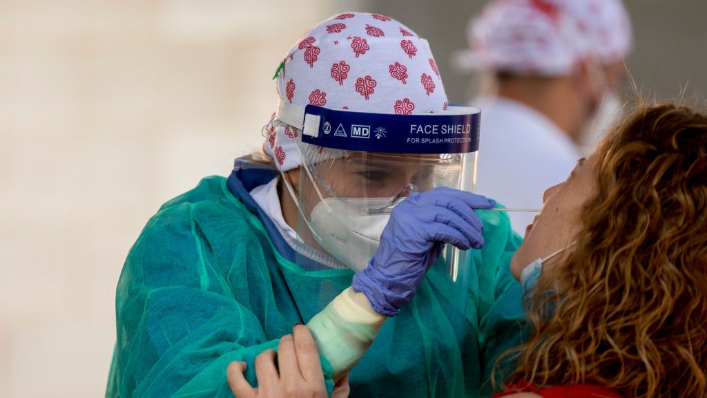 Znaczna poprawa statystyk. Wszystko wskazuje na to, że szczyt epidemii koronawirusa Hiszpanie mają już za sobą.