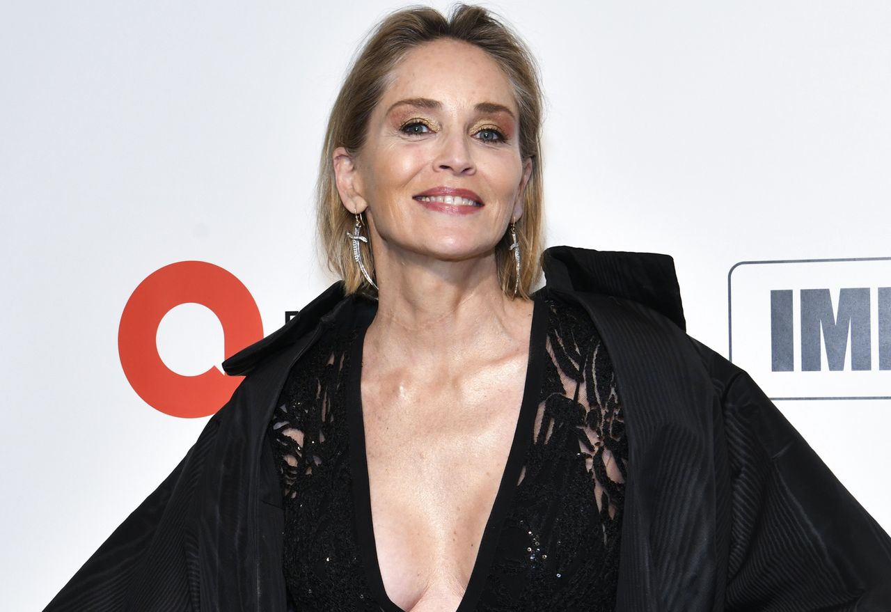 Sharon Stone kusi w stroju kąpielowym. Co za seksapil!