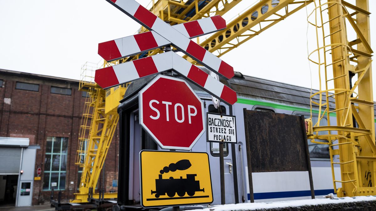 Fabryka Pojazd�w Szynowych H. Cegielski
Pozna�, 23.01.2021. Wagony oczekuj�ce na modernizacj� w Fabryce Pojazd�w Szynowych H. Cegielski Pozna�. (mz/awol) PAP/Marek Zakrzewski
Marek Zakrzewski
Cegielski, ekonomia, fabryczna, fabryka, Fabryka Pojazd�w Szynowych, FPS, gospodarka, hala, kolej, koleje, kolejowy, modernizacja, napis, ostrze�enie, poci�g, pojazdy szynowe, Pozna�, produkcja, remont, Stop, tablica, wagon, znak drogowy