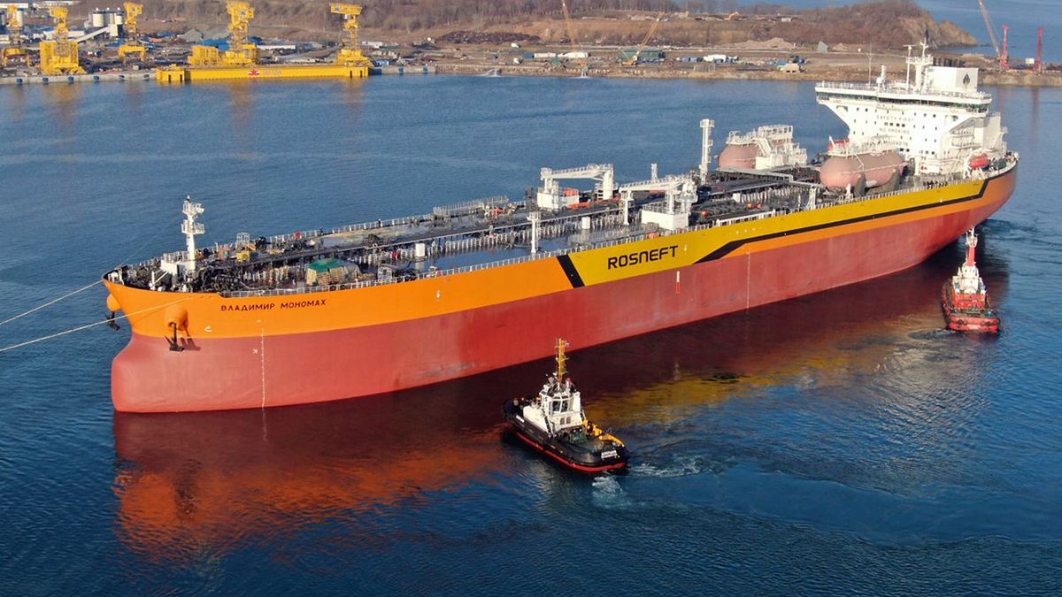 Tankowiec Aframax “Vladimir Monomakh” zbudowany przez stocznie Zvezda Shipbuilding Complex.