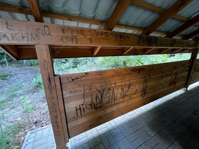 Wandalizm w Nadleśnictwie Płock. Zniszczono wiatę w Leśnictwie Miszewo