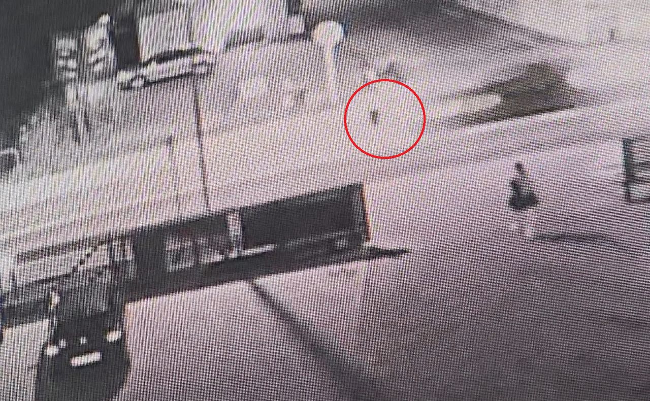 Rozpędzone BMW potrąciło pijaną nastolatkę. Policja publikuje nagranie