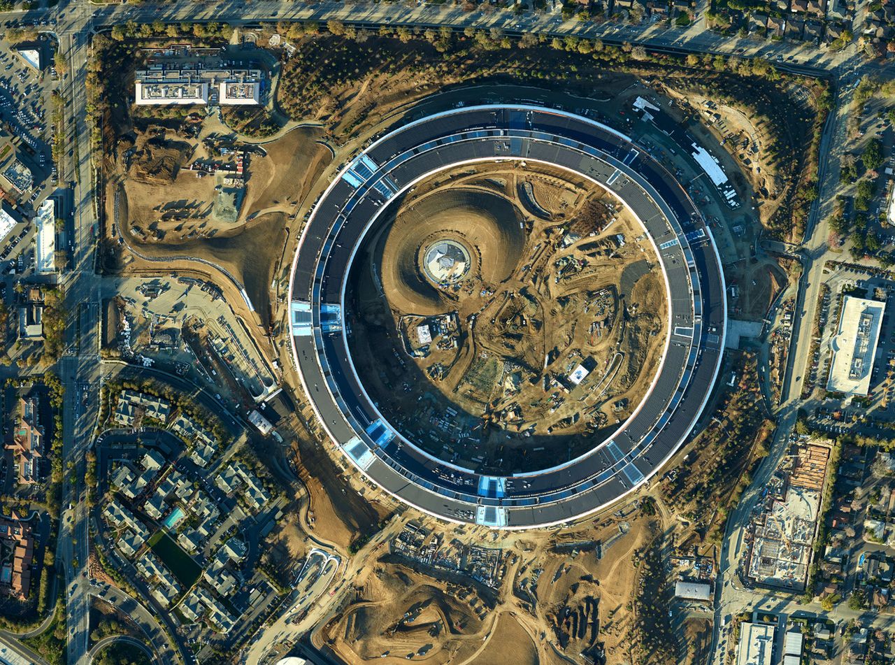 420 zdjęć z 100-megapikselowej kamery przemysłowej Phase One połączone w jeden obraz nowego kampusu Apple