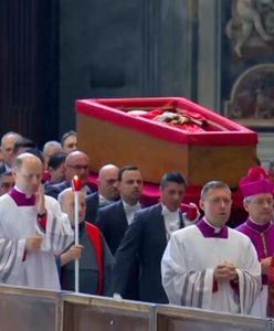 Tłumy żegnają Franciszka. Nagranie z przeniesienia trumny do Bazyliki Św. Piotra