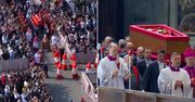 Tłumy żegnają Franciszka. Nagranie z przeniesienia trumny do Bazyliki Św. Piotra