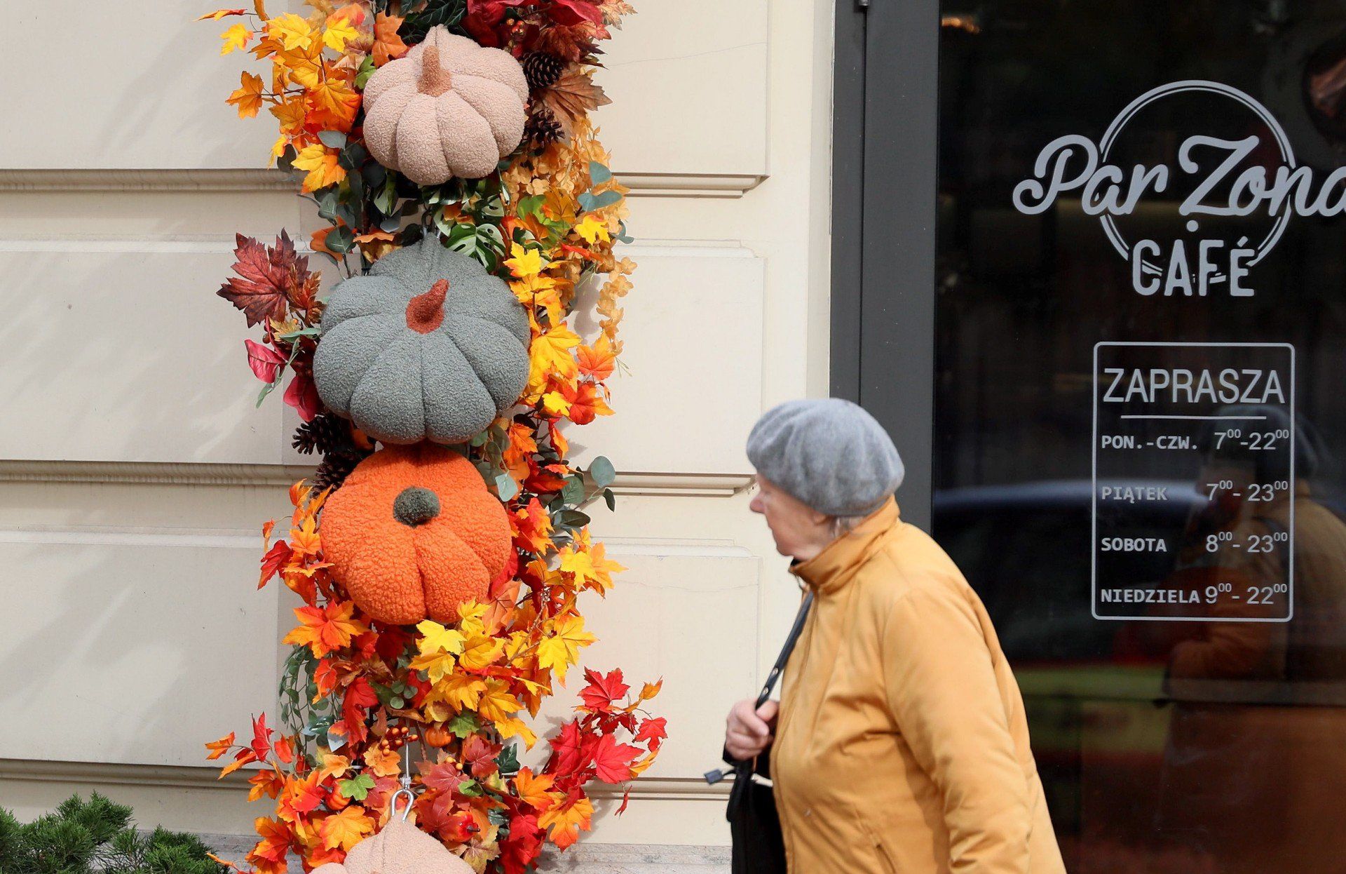 Pumpkin latte, misie i kolorowe liście - jesień zajrzała do sklepowych witryn i kawiarni.
